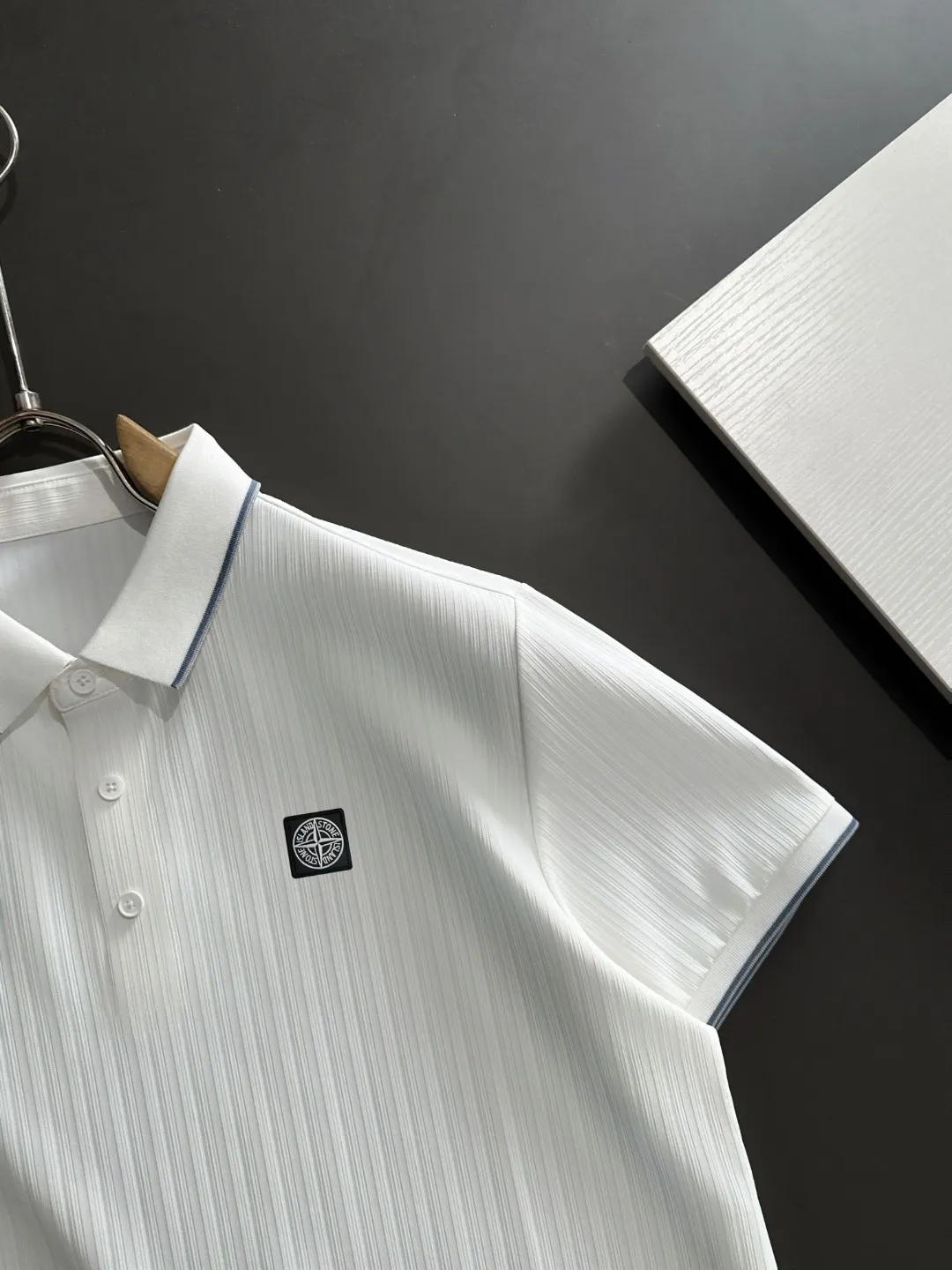 🅿️330 shipped next day, high quality Stone lsland/Stone Island 25ss spring and summer new high-definition POLO lapel T-shirt. Made with machines imported from Italy. It is truly the most luxurious and high-quality product. It is made of combed and heavyweight fabrics. High-strength and high-weight fabrics feel substantial when weighed. The upper body is also more textured than ordinary T-shirts and is not easy to deform. This texture can cope with the weather. It absorbs sweat and is breathable, suitable for both hot and cold! Perfectly produced with reference to the original stitch and stitch! The loose fit design is super noble. Custom-woven signature ribbed collar, cuffs, and hem. Really rare and rare goods Size: M-XXXL